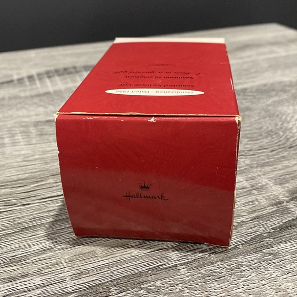 Hallmark | Mom: “A Mom is a Special Gift” (1996) - Vintage Keepsake Ornament - Picture 7 of 14